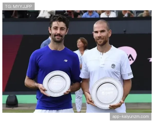 乔丹·汤普森训练完直接啃鸡胸肉，这自律我真看傻了