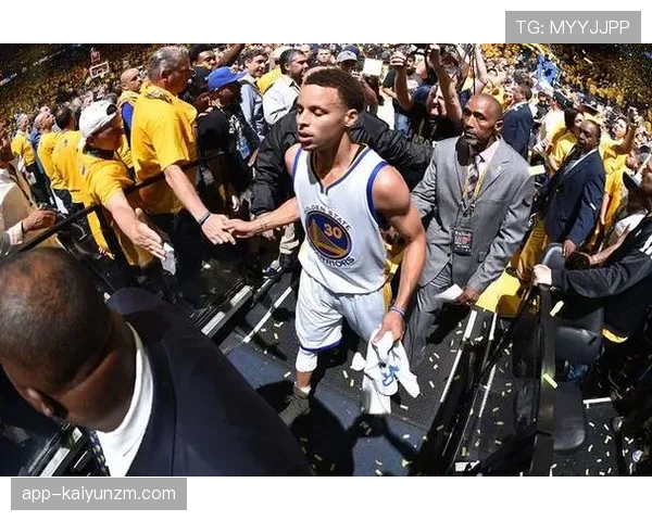 库里赛场上秒变神射，家里竟然是儿童乐园？这反差怕谁受得了！